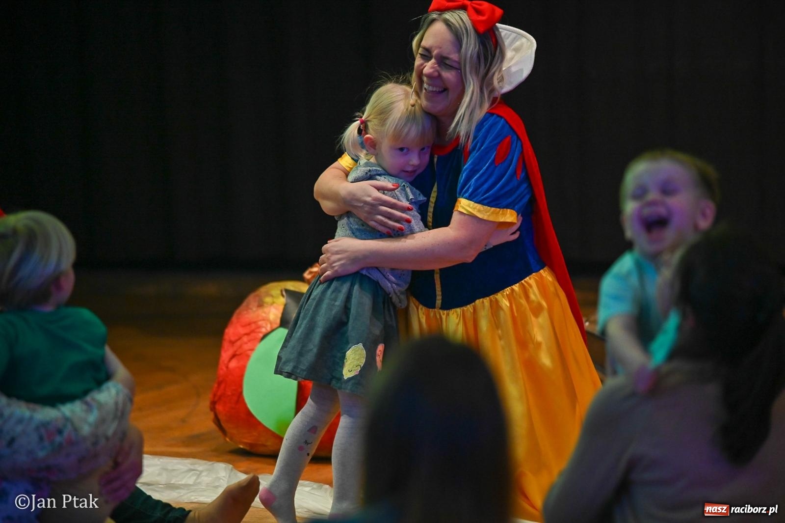 Zdjęcie w galerii na portalu naszraciborz.pl: Maluchy w krainie dźwięku. Najmłodsi poznali muzyczny świat Śnieżki i siedmiu krasnoludków wiadomości z regionu