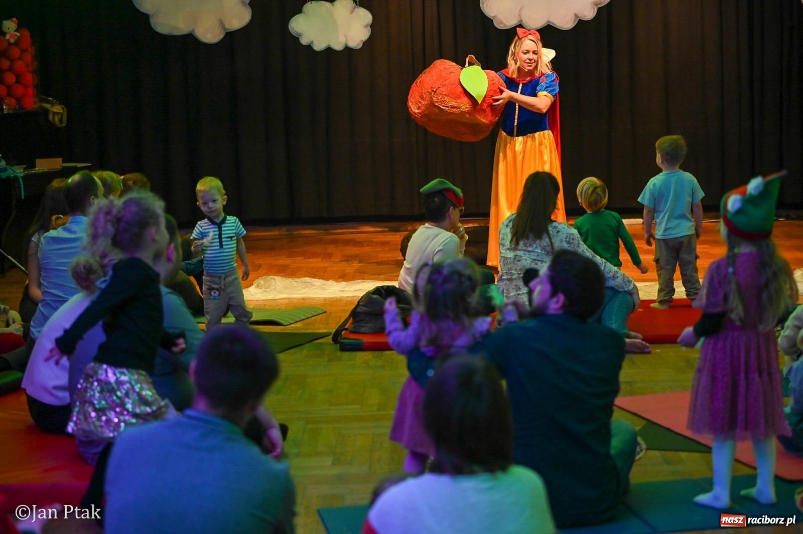 Zdjęcie w galerii na portalu naszraciborz.pl: Maluchy w krainie dźwięku. Najmłodsi poznali muzyczny świat Śnieżki i siedmiu krasnoludków wiadomości z regionu