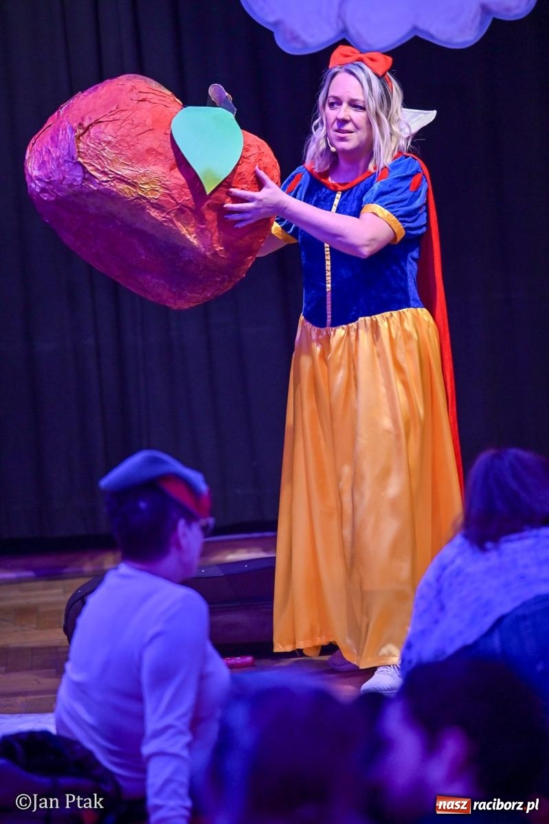 Zdjęcie w galerii na portalu naszraciborz.pl: Maluchy w krainie dźwięku. Najmłodsi poznali muzyczny świat Śnieżki i siedmiu krasnoludków wiadomości z regionu