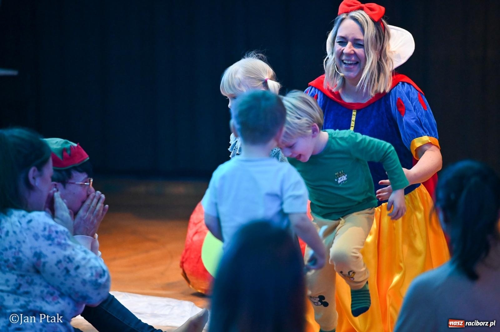 Zdjęcie w galerii na portalu naszraciborz.pl: Maluchy w krainie dźwięku. Najmłodsi poznali muzyczny świat Śnieżki i siedmiu krasnoludków wiadomości z regionu