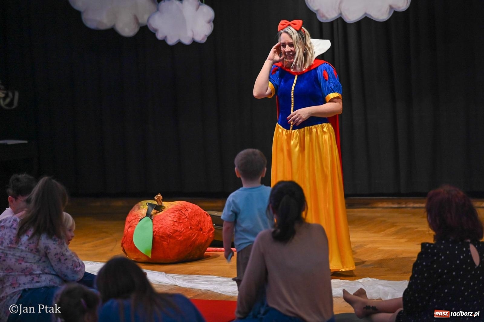 Zdjęcie w galerii na portalu naszraciborz.pl: Maluchy w krainie dźwięku. Najmłodsi poznali muzyczny świat Śnieżki i siedmiu krasnoludków wiadomości z regionu