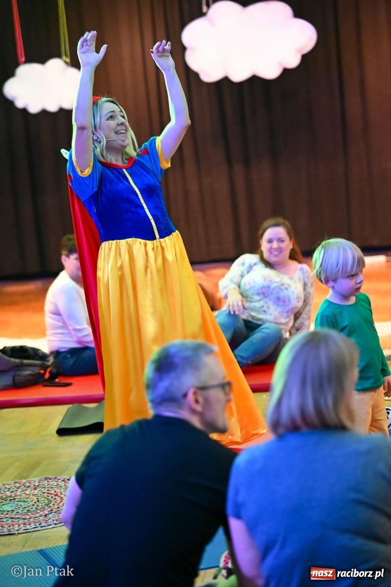 Zdjęcie w galerii na portalu naszraciborz.pl: Maluchy w krainie dźwięku. Najmłodsi poznali muzyczny świat Śnieżki i siedmiu krasnoludków wiadomości z regionu
