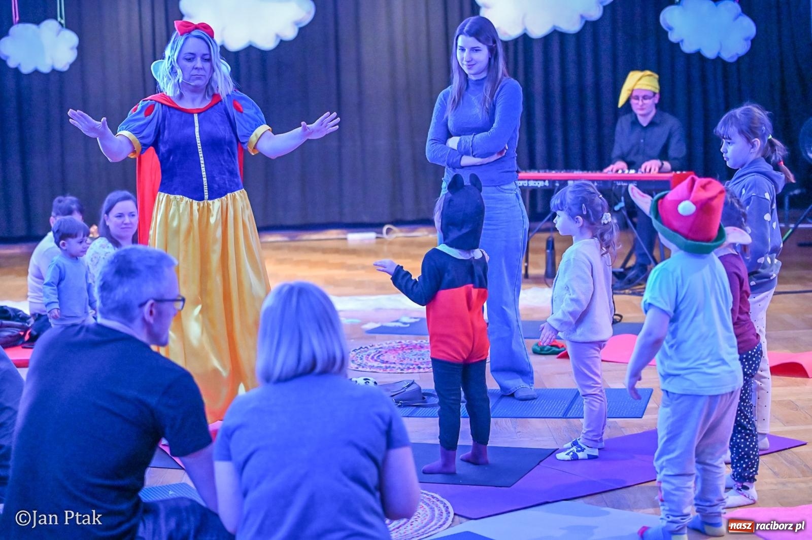 Zdjęcie w galerii na portalu naszraciborz.pl: Maluchy w krainie dźwięku. Najmłodsi poznali muzyczny świat Śnieżki i siedmiu krasnoludków wiadomości z regionu