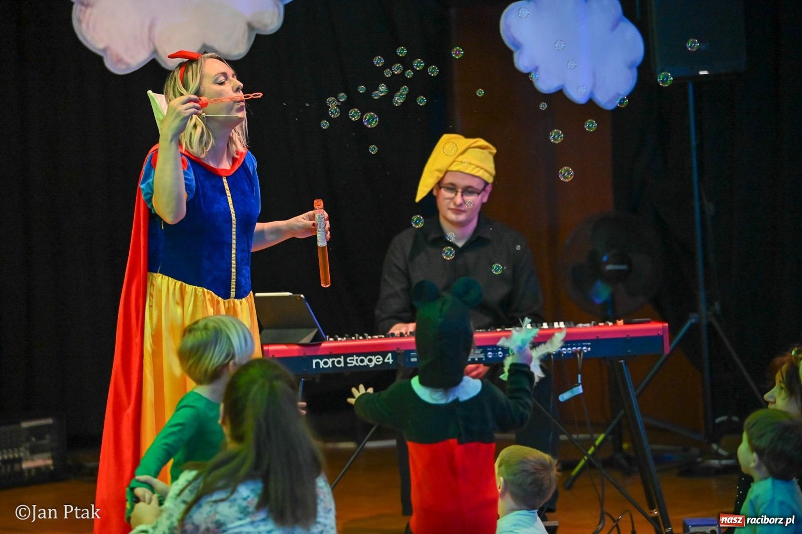 Zdjęcie w galerii na portalu naszraciborz.pl: Maluchy w krainie dźwięku. Najmłodsi poznali muzyczny świat Śnieżki i siedmiu krasnoludków wiadomości z regionu