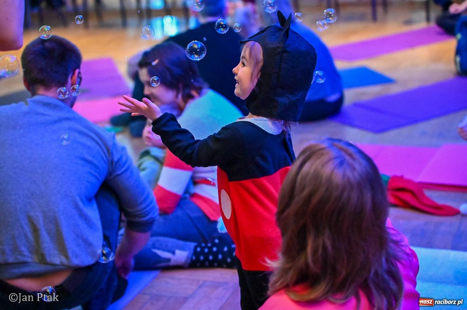 Zdjęcie w galerii na portalu naszraciborz.pl: Maluchy w krainie dźwięku. Najmłodsi poznali muzyczny świat Śnieżki i siedmiu krasnoludków wiadomości z regionu