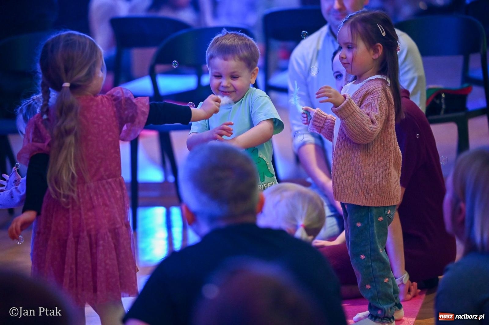 Zdjęcie w galerii na portalu naszraciborz.pl: Maluchy w krainie dźwięku. Najmłodsi poznali muzyczny świat Śnieżki i siedmiu krasnoludków wiadomości z regionu