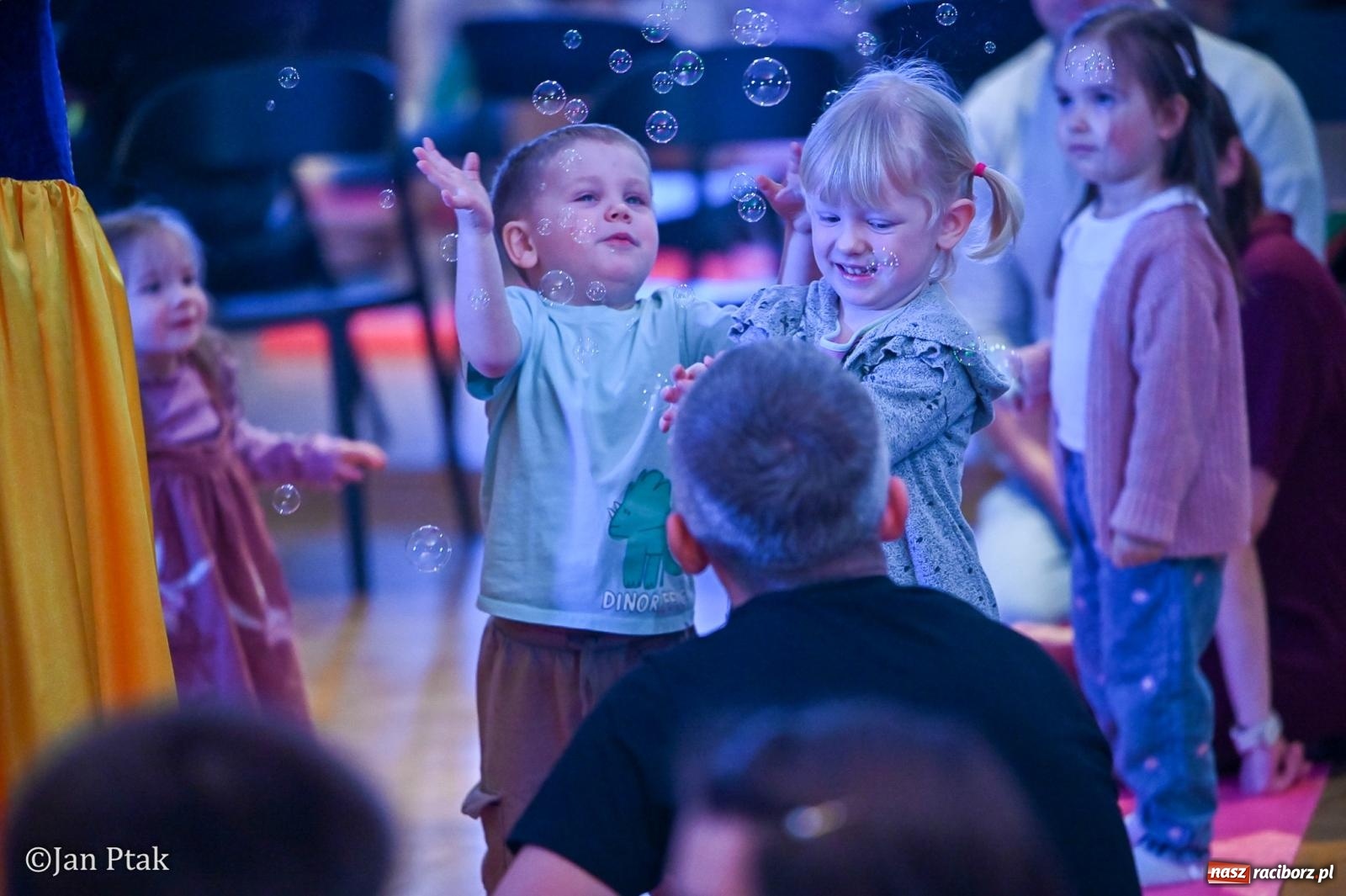 Zdjęcie w galerii na portalu naszraciborz.pl: Maluchy w krainie dźwięku. Najmłodsi poznali muzyczny świat Śnieżki i siedmiu krasnoludków wiadomości z regionu