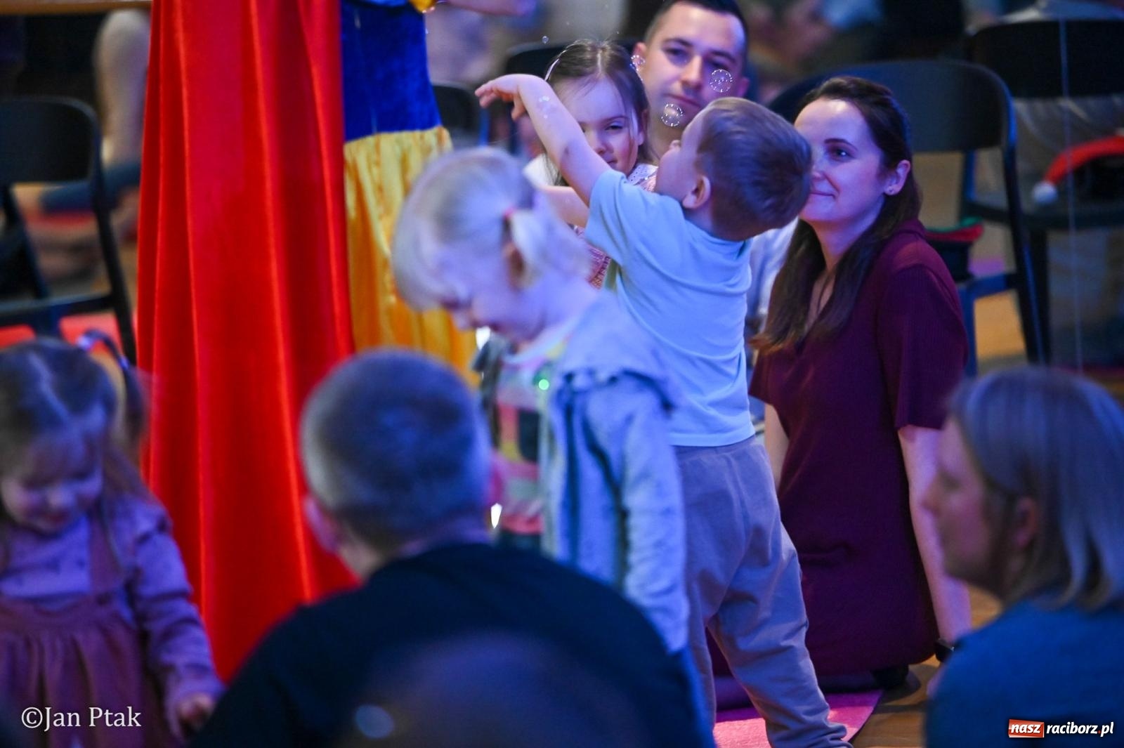 Zdjęcie w galerii na portalu naszraciborz.pl: Maluchy w krainie dźwięku. Najmłodsi poznali muzyczny świat Śnieżki i siedmiu krasnoludków wiadomości z regionu