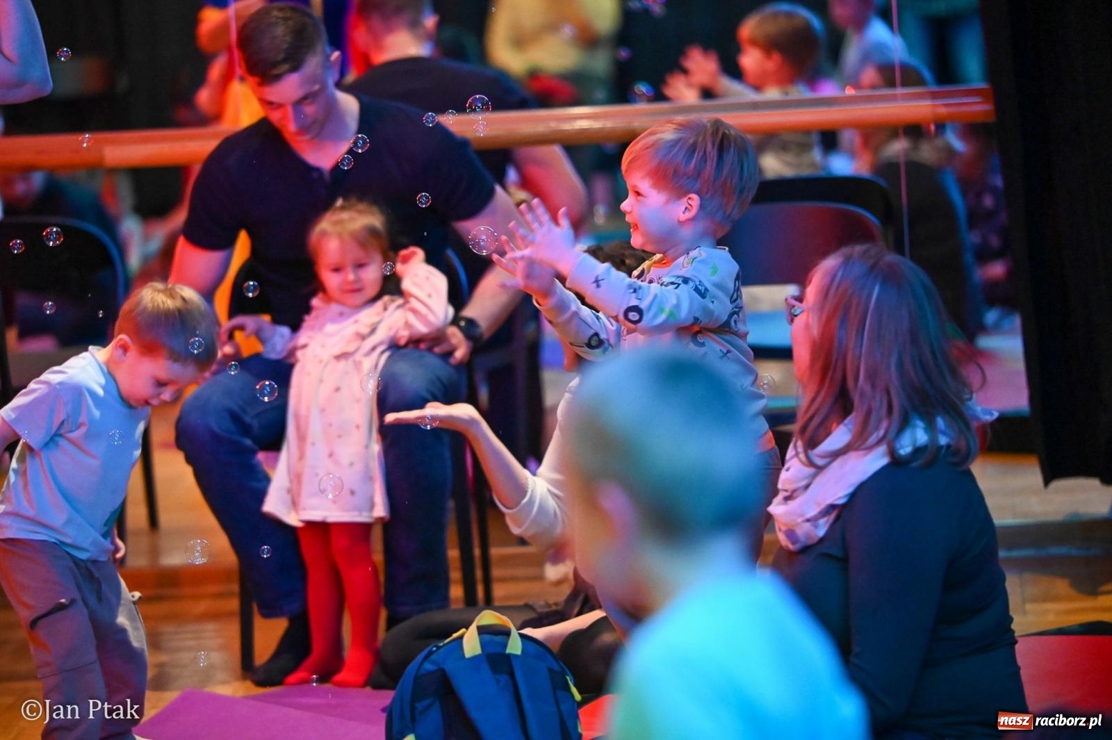 Zdjęcie w galerii na portalu naszraciborz.pl: Maluchy w krainie dźwięku. Najmłodsi poznali muzyczny świat Śnieżki i siedmiu krasnoludków wiadomości z regionu