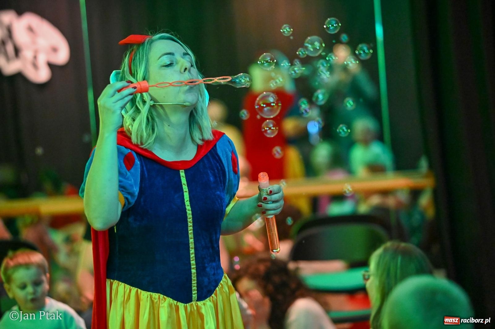 Zdjęcie w galerii na portalu naszraciborz.pl: Maluchy w krainie dźwięku. Najmłodsi poznali muzyczny świat Śnieżki i siedmiu krasnoludków wiadomości z regionu