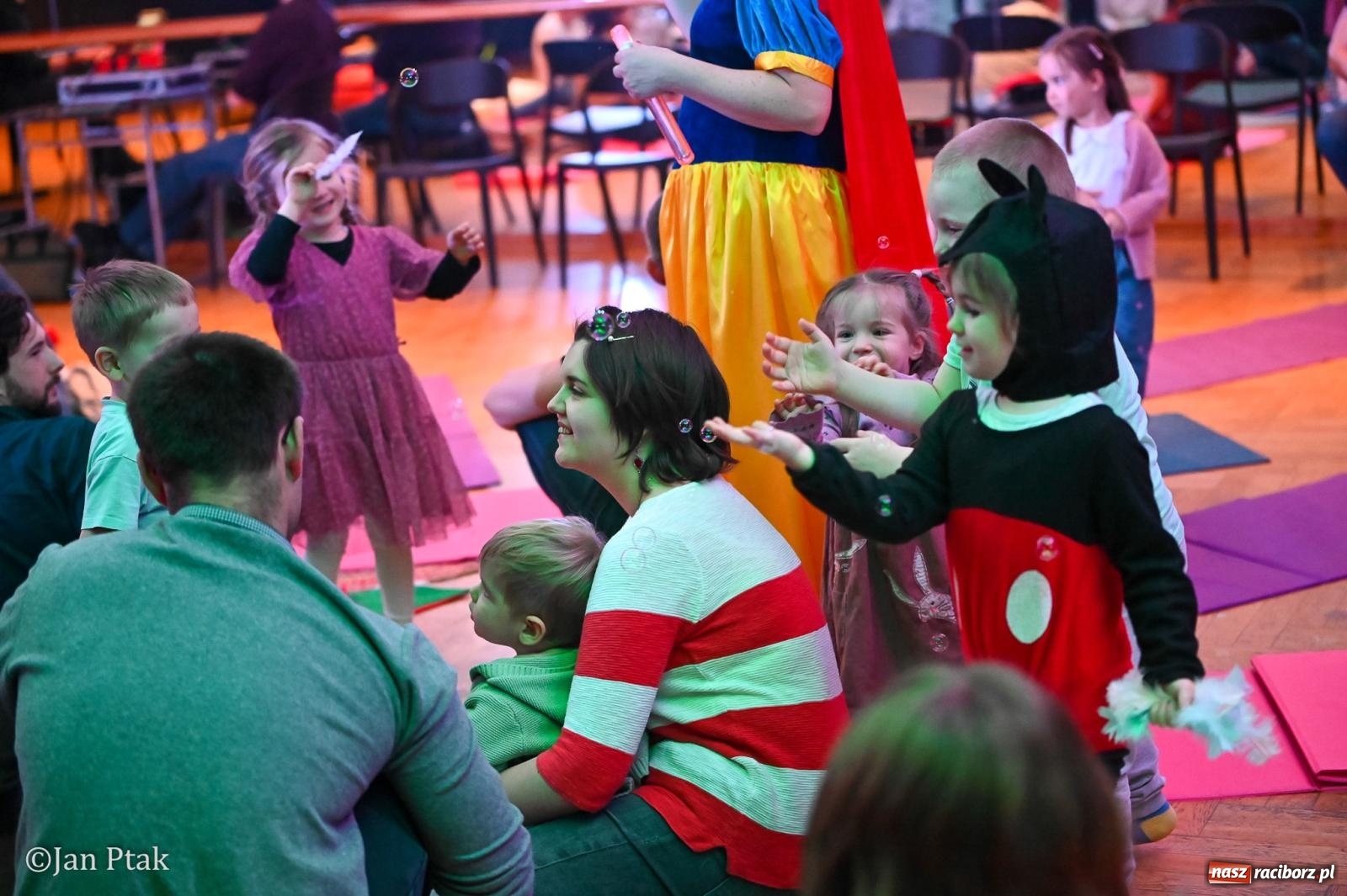 Zdjęcie w galerii na portalu naszraciborz.pl: Maluchy w krainie dźwięku. Najmłodsi poznali muzyczny świat Śnieżki i siedmiu krasnoludków wiadomości z regionu