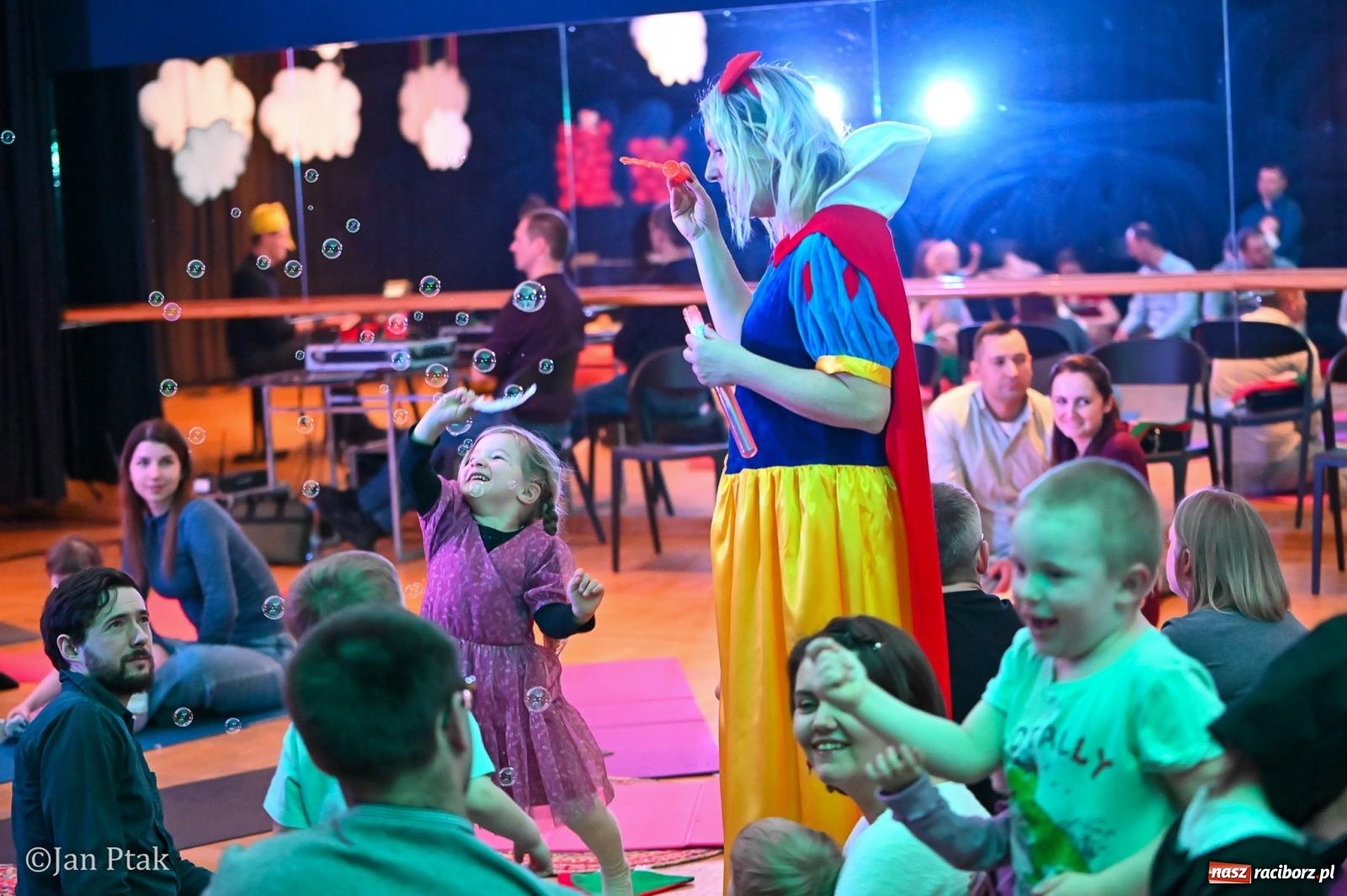 Zdjęcie w galerii na portalu naszraciborz.pl: Maluchy w krainie dźwięku. Najmłodsi poznali muzyczny świat Śnieżki i siedmiu krasnoludków wiadomości z regionu