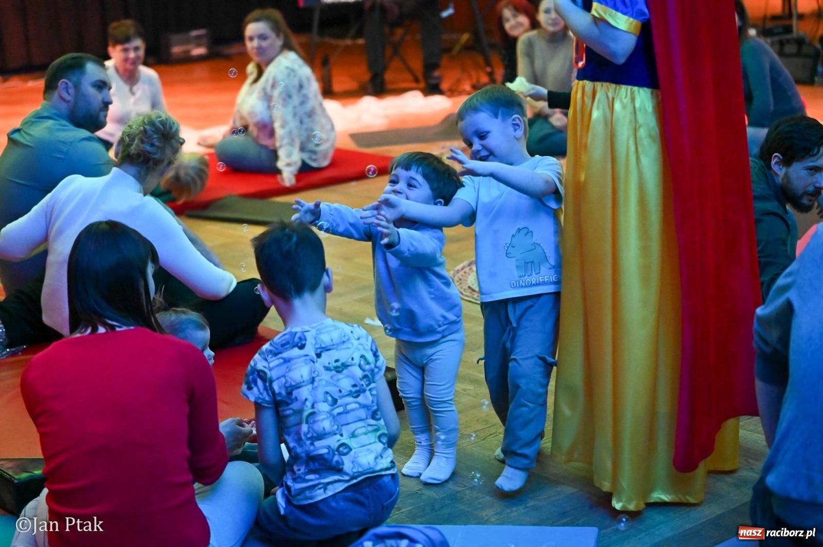 Zdjęcie w galerii na portalu naszraciborz.pl: Maluchy w krainie dźwięku. Najmłodsi poznali muzyczny świat Śnieżki i siedmiu krasnoludków wiadomości z regionu