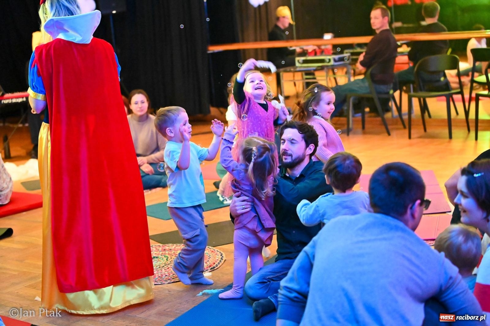 Zdjęcie w galerii na portalu naszraciborz.pl: Maluchy w krainie dźwięku. Najmłodsi poznali muzyczny świat Śnieżki i siedmiu krasnoludków wiadomości z regionu