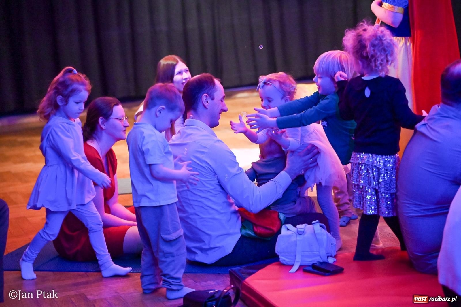 Zdjęcie w galerii na portalu naszraciborz.pl: Maluchy w krainie dźwięku. Najmłodsi poznali muzyczny świat Śnieżki i siedmiu krasnoludków wiadomości z regionu