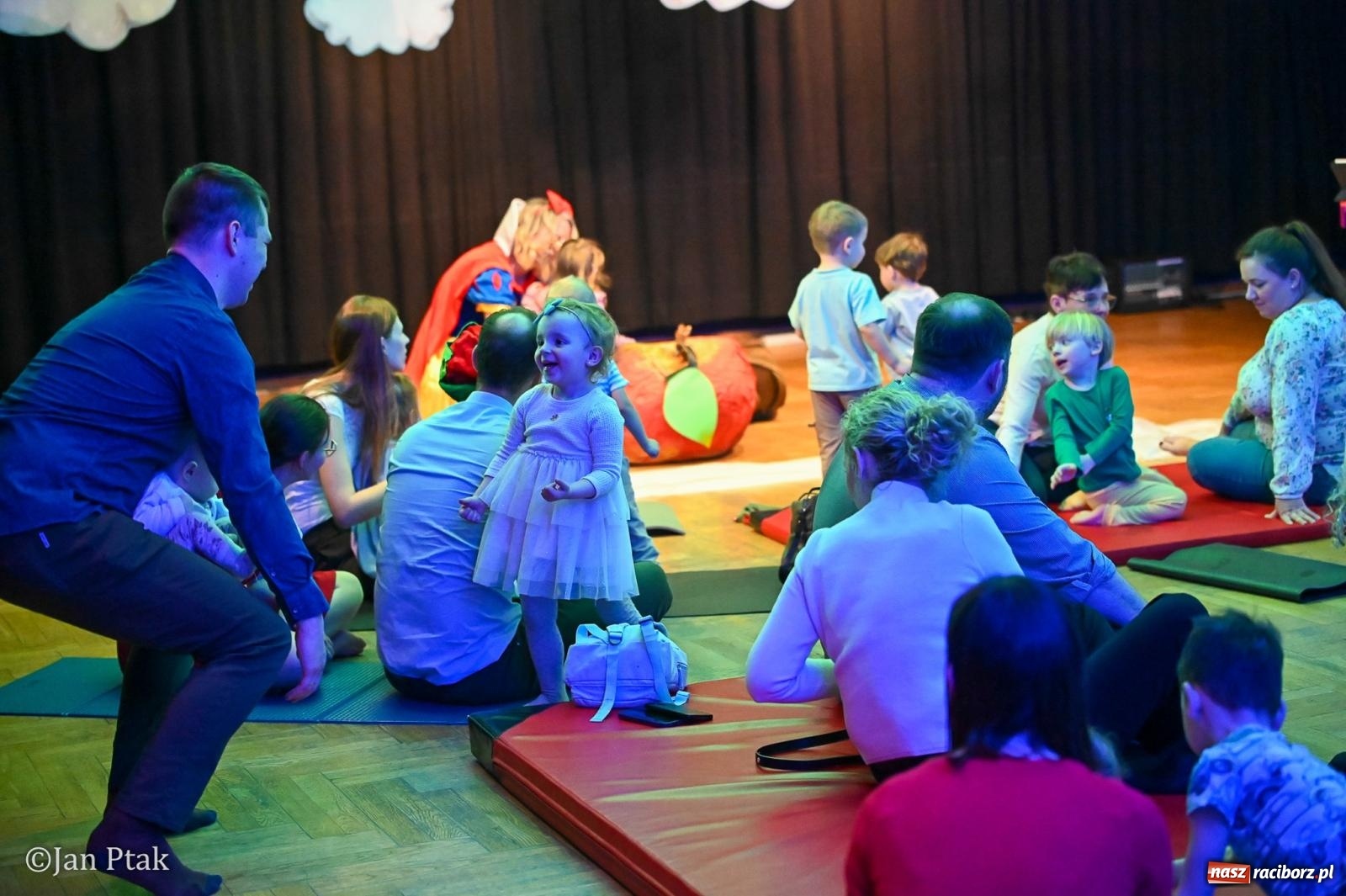 Zdjęcie w galerii na portalu naszraciborz.pl: Maluchy w krainie dźwięku. Najmłodsi poznali muzyczny świat Śnieżki i siedmiu krasnoludków wiadomości z regionu