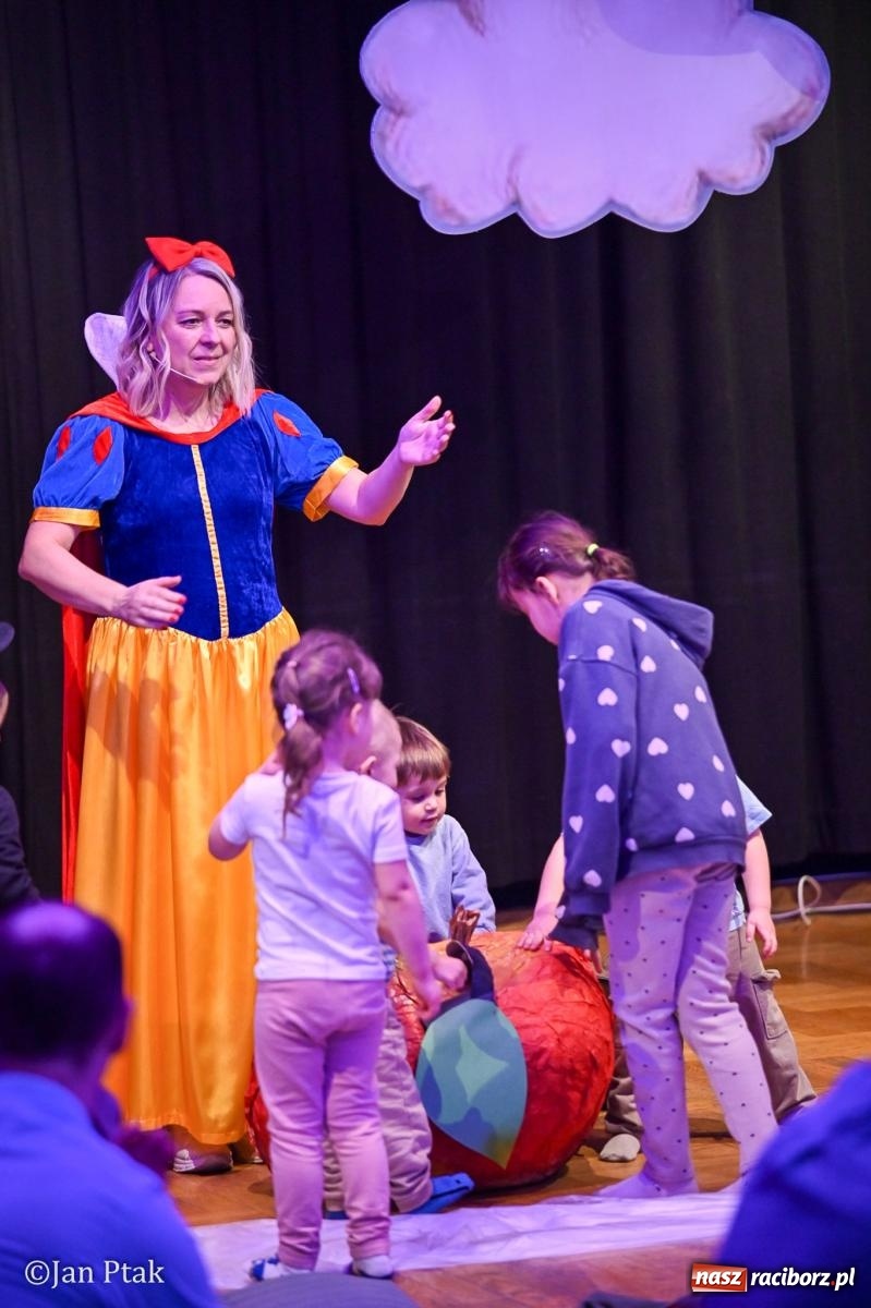 Zdjęcie w galerii na portalu naszraciborz.pl: Maluchy w krainie dźwięku. Najmłodsi poznali muzyczny świat Śnieżki i siedmiu krasnoludków wiadomości z regionu