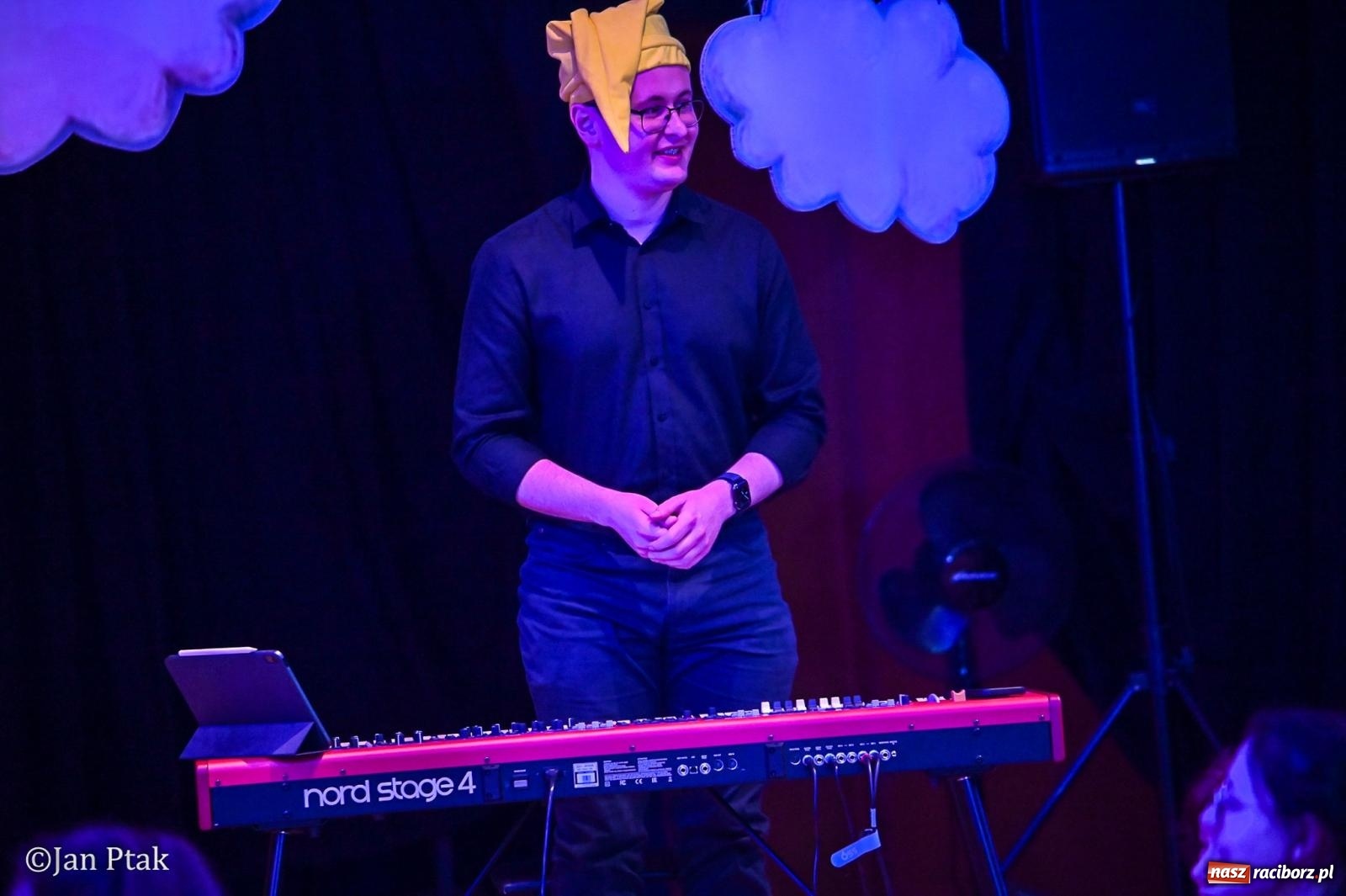 Zdjęcie w galerii na portalu naszraciborz.pl: Maluchy w krainie dźwięku. Najmłodsi poznali muzyczny świat Śnieżki i siedmiu krasnoludków wiadomości z regionu