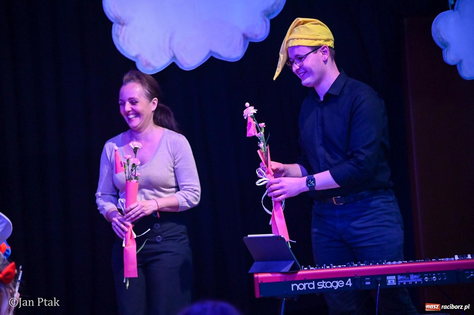 Zdjęcie w galerii na portalu naszraciborz.pl: Maluchy w krainie dźwięku. Najmłodsi poznali muzyczny świat Śnieżki i siedmiu krasnoludków wiadomości z regionu