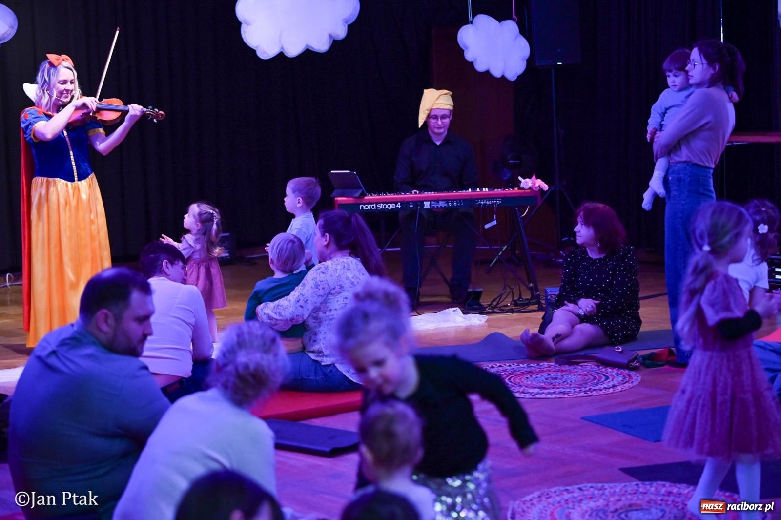Zdjęcie w galerii na portalu naszraciborz.pl: Maluchy w krainie dźwięku. Najmłodsi poznali muzyczny świat Śnieżki i siedmiu krasnoludków wiadomości z regionu