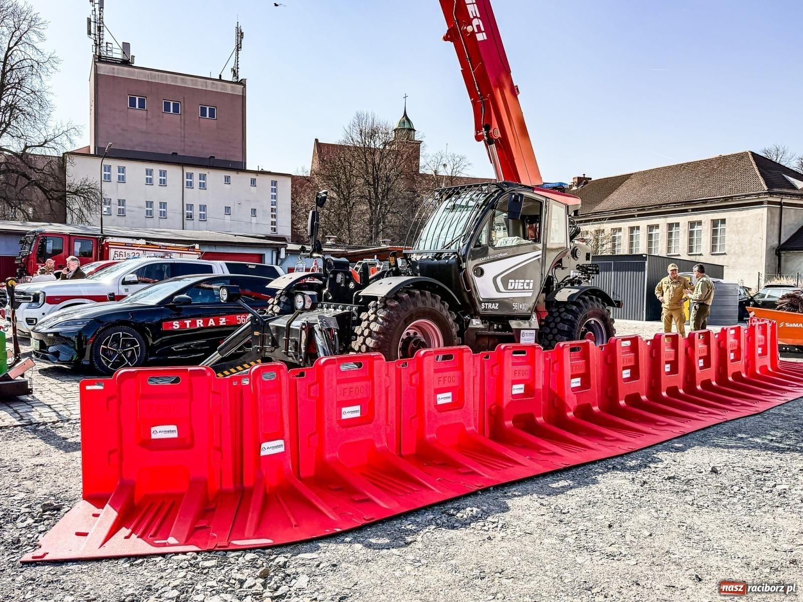 Zdjęcie w galerii na portalu naszraciborz.pl: Elektryczny BYD w Komendzie Miejskiej PSP w Raciborzu. Pierwszy w Polsce wiadomości z regionu
