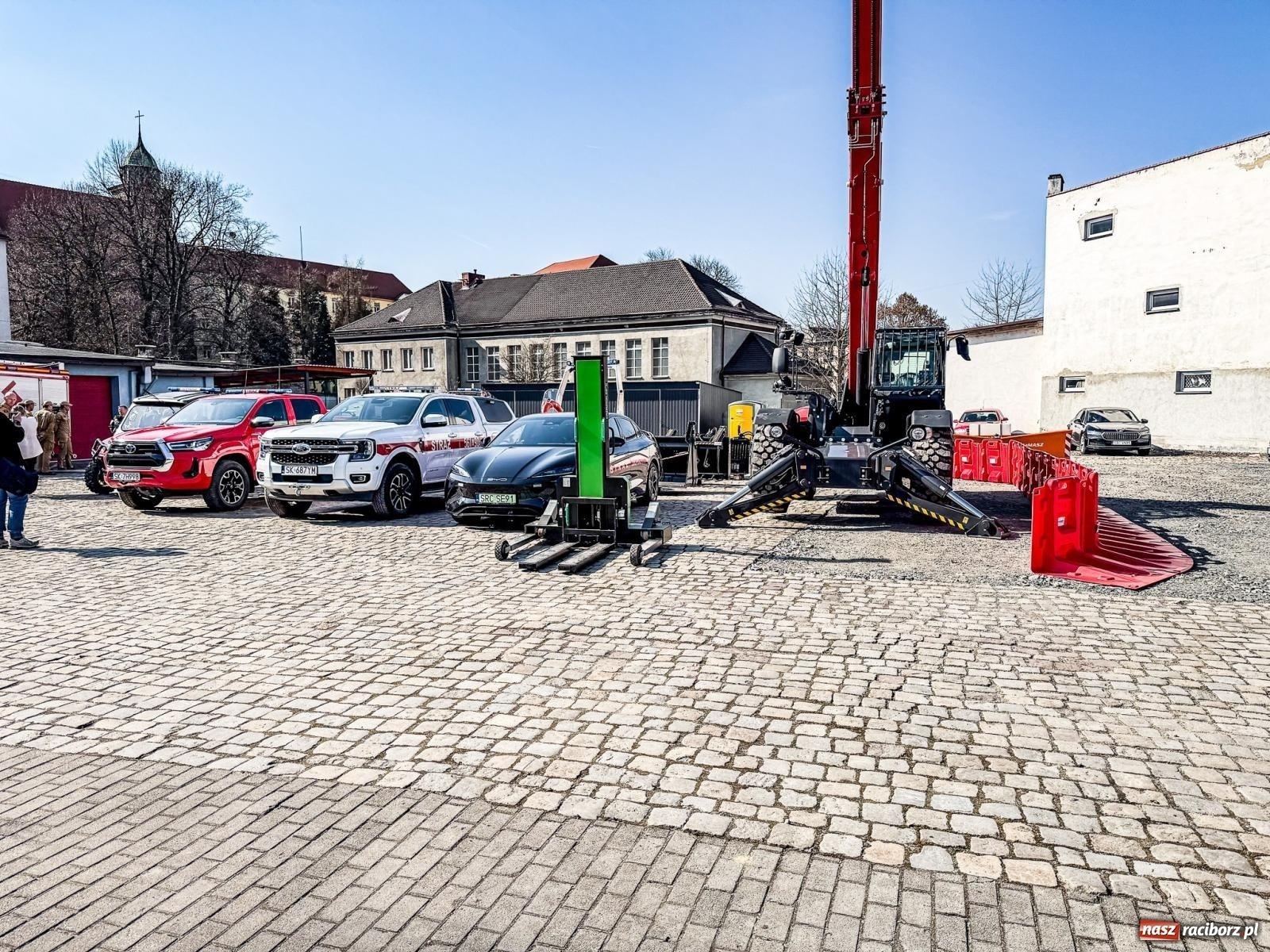 Zdjęcie w galerii na portalu naszraciborz.pl: Elektryczny BYD w Komendzie Miejskiej PSP w Raciborzu. Pierwszy w Polsce wiadomości z regionu