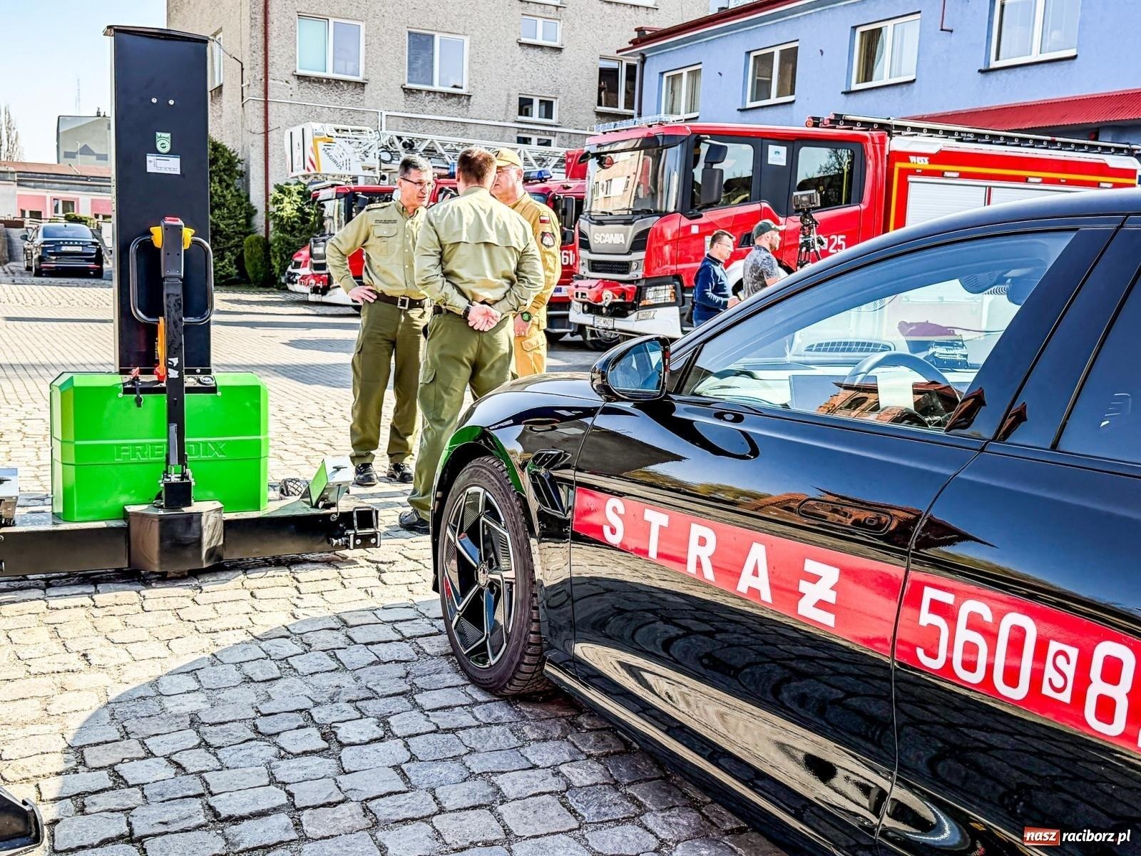 Zdjęcie w galerii na portalu naszraciborz.pl: Elektryczny BYD w Komendzie Miejskiej PSP w Raciborzu. Pierwszy w Polsce wiadomości z regionu