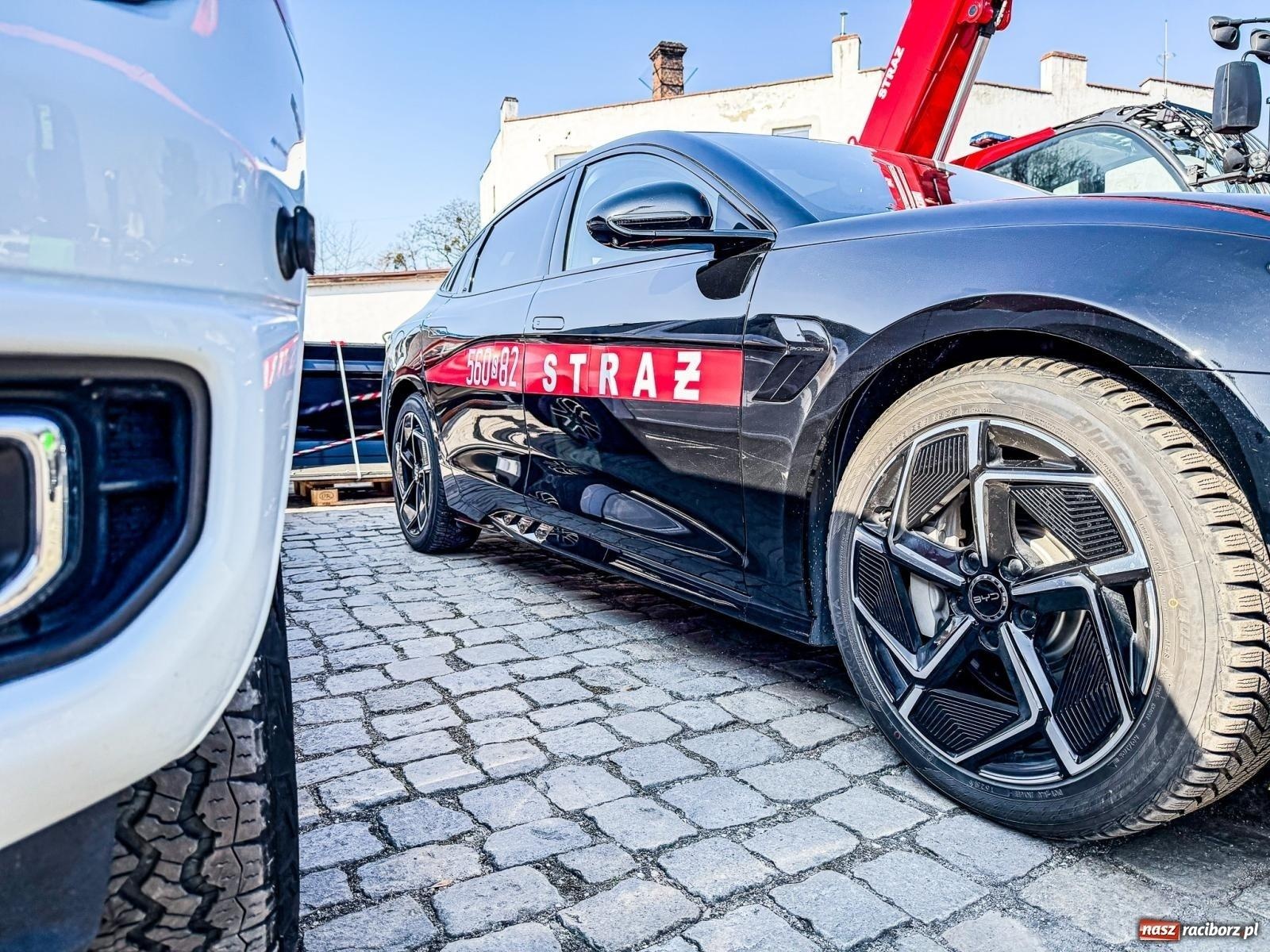 Zdjęcie w galerii na portalu naszraciborz.pl: Elektryczny BYD w Komendzie Miejskiej PSP w Raciborzu. Pierwszy w Polsce wiadomości z regionu