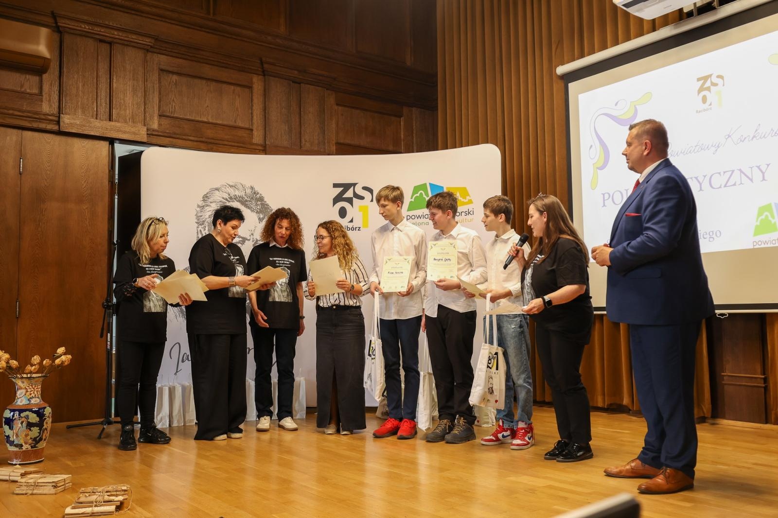 Zdjęcie w galerii na portalu naszraciborz.pl: I Powiatowy Konkurs Polonistyczny Polonistyczny Olimp wiadomości z regionu