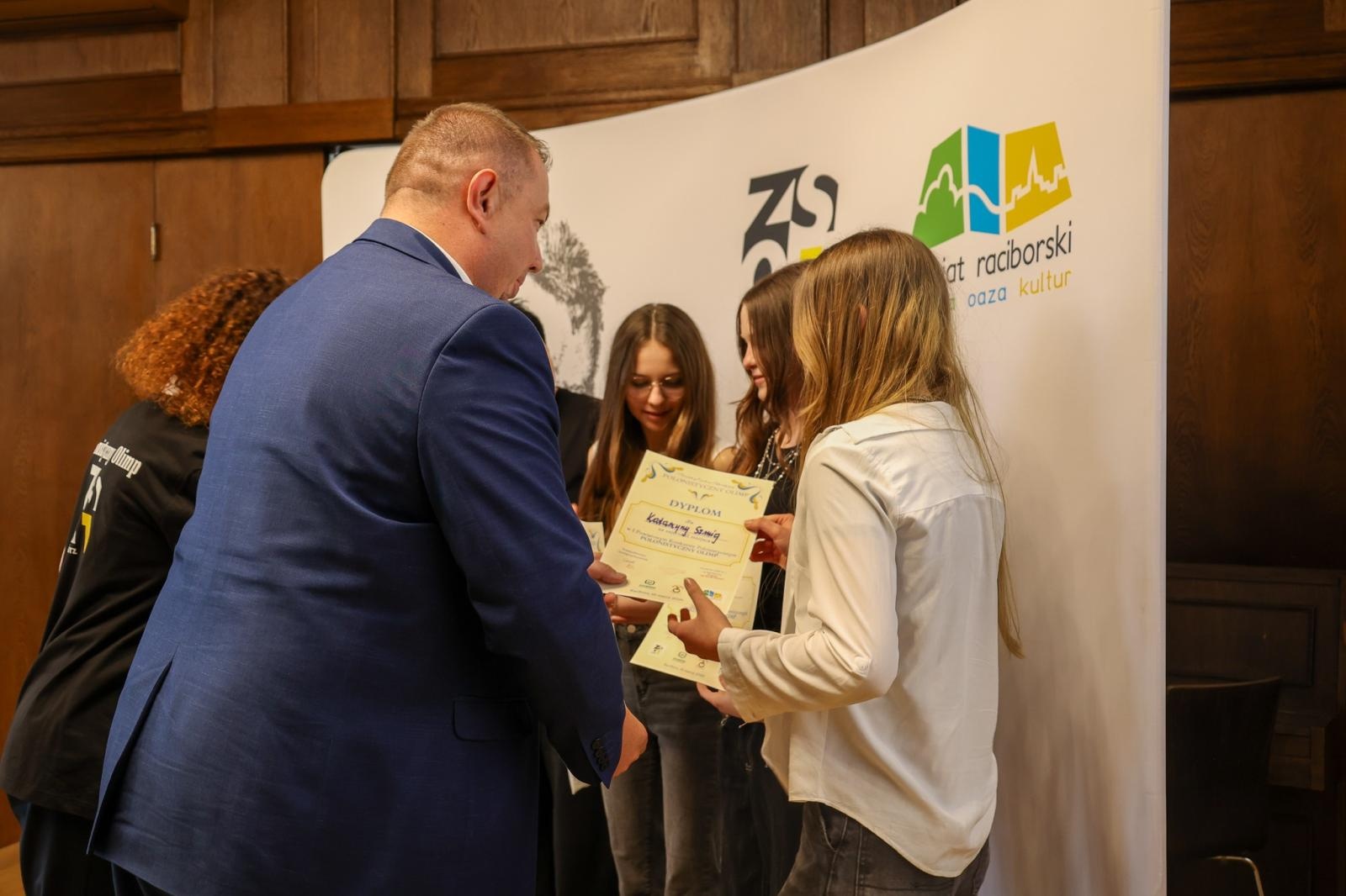 Zdjęcie w galerii na portalu naszraciborz.pl: I Powiatowy Konkurs Polonistyczny Polonistyczny Olimp wiadomości z regionu