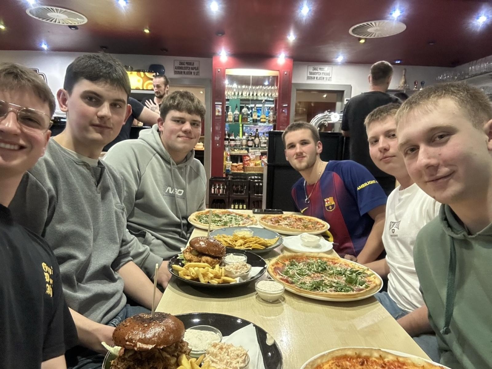 Zdjęcie w galerii na portalu naszraciborz.pl: Od teorii do precyzji CNC. Uczniowie raciborskiego Mechanika zdobywali doświadczenie w Opawie wiadomości z regionu