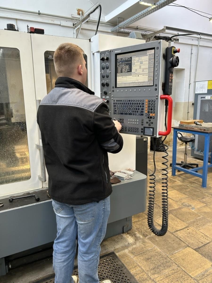 Zdjęcie w galerii na portalu naszraciborz.pl: Od teorii do precyzji CNC. Uczniowie raciborskiego Mechanika zdobywali doświadczenie w Opawie wiadomości z regionu