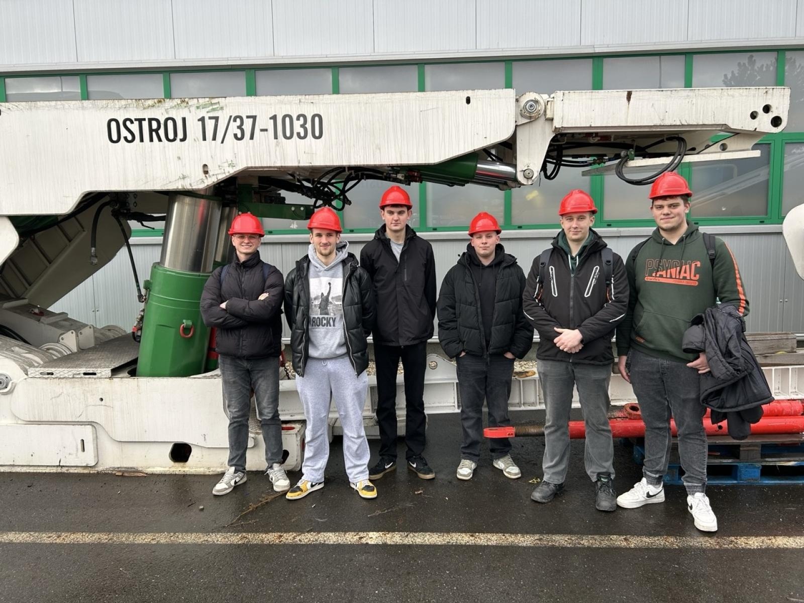 Zdjęcie w galerii na portalu naszraciborz.pl: Od teorii do precyzji CNC. Uczniowie raciborskiego Mechanika zdobywali doświadczenie w Opawie wiadomości z regionu