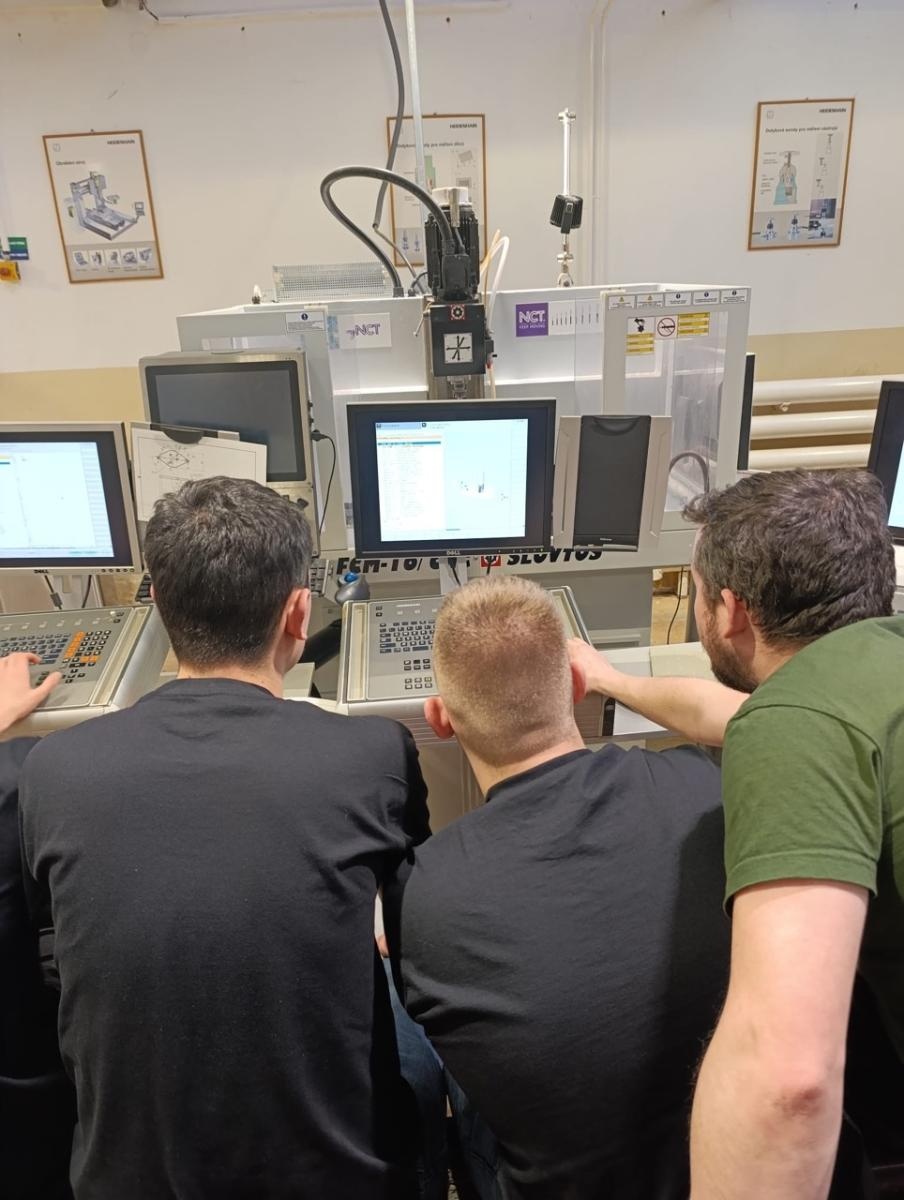 Zdjęcie w galerii na portalu naszraciborz.pl: Od teorii do precyzji CNC. Uczniowie raciborskiego Mechanika zdobywali doświadczenie w Opawie wiadomości z regionu