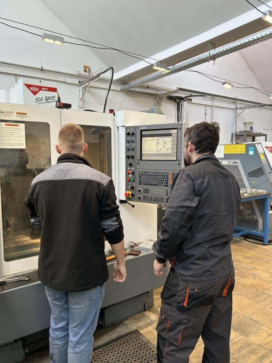 Zdjęcie w galerii na portalu naszraciborz.pl: Od teorii do precyzji CNC. Uczniowie raciborskiego Mechanika zdobywali doświadczenie w Opawie wiadomości z regionu