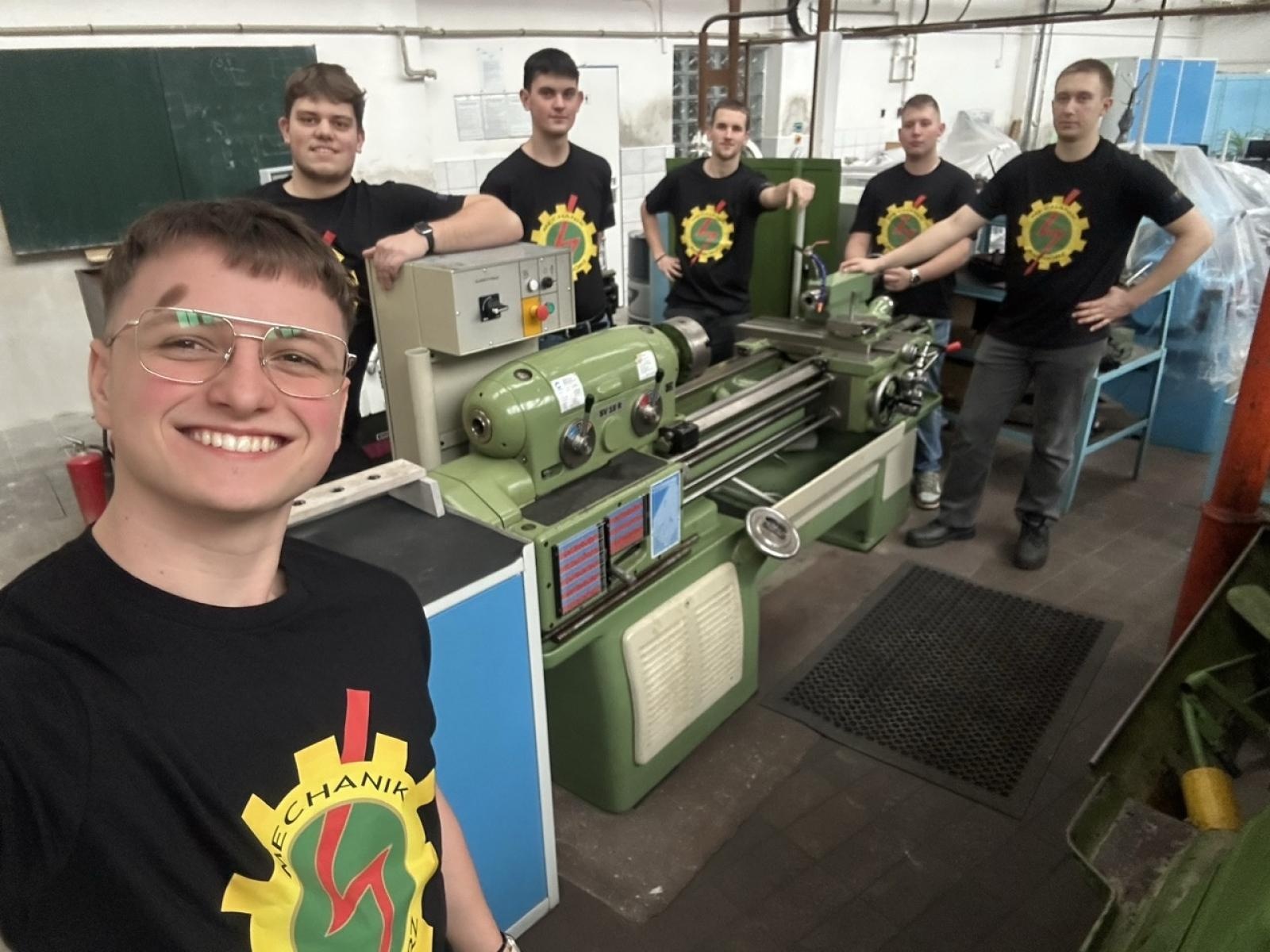 Zdjęcie w galerii na portalu naszraciborz.pl: Od teorii do precyzji CNC. Uczniowie raciborskiego Mechanika zdobywali doświadczenie w Opawie wiadomości z regionu