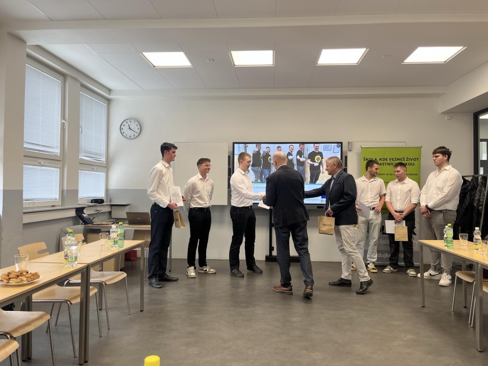 Zdjęcie w galerii na portalu naszraciborz.pl: Od teorii do precyzji CNC. Uczniowie raciborskiego Mechanika zdobywali doświadczenie w Opawie wiadomości z regionu