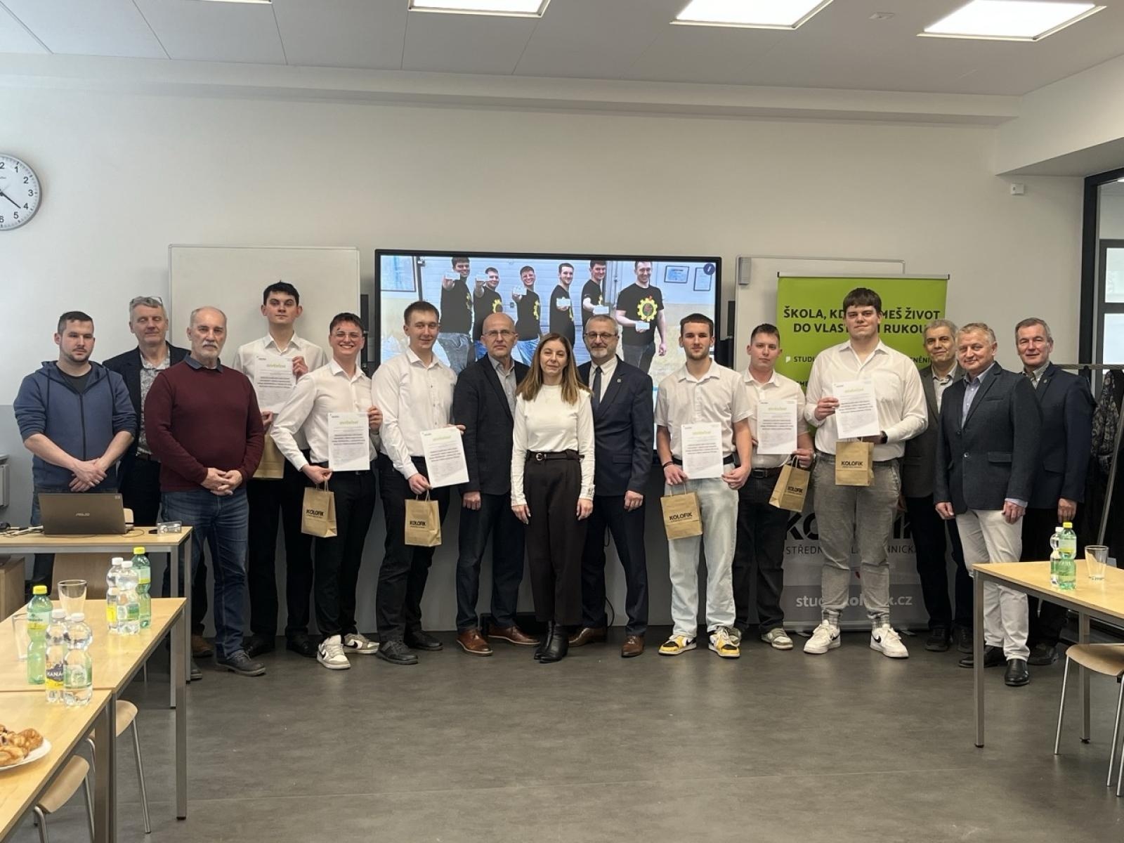 Zdjęcie w galerii na portalu naszraciborz.pl: Od teorii do precyzji CNC. Uczniowie raciborskiego Mechanika zdobywali doświadczenie w Opawie wiadomości z regionu