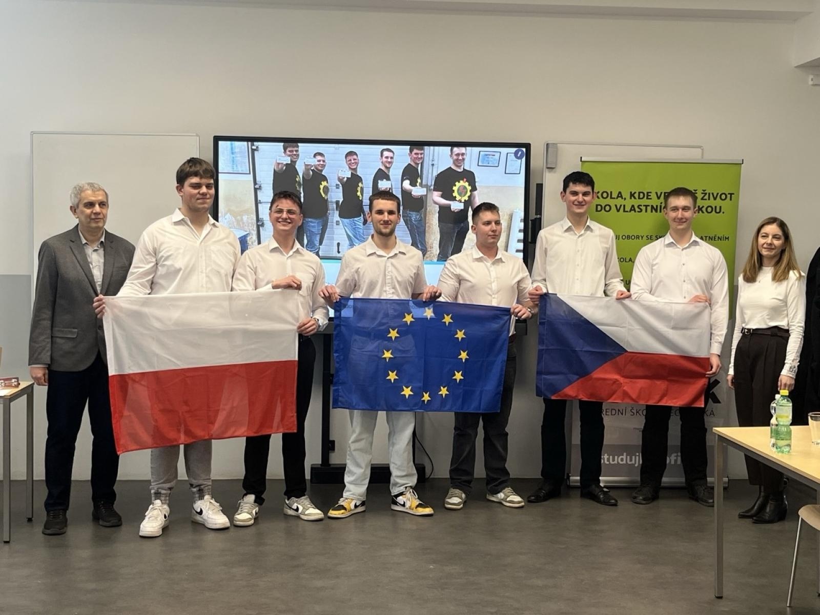 Zdjęcie w galerii na portalu naszraciborz.pl: Od teorii do precyzji CNC. Uczniowie raciborskiego Mechanika zdobywali doświadczenie w Opawie wiadomości z regionu