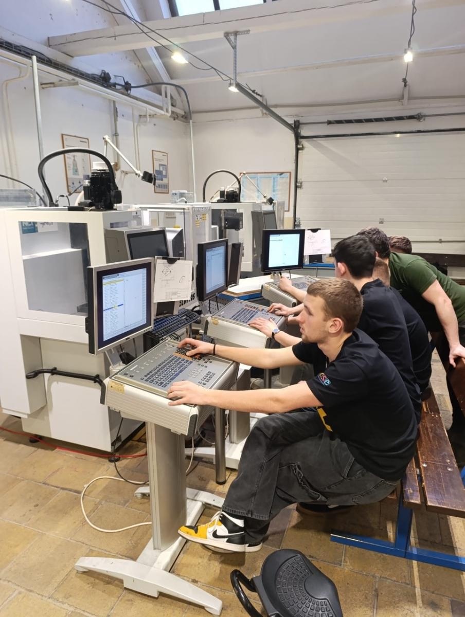 Zdjęcie w galerii na portalu naszraciborz.pl: Od teorii do precyzji CNC. Uczniowie raciborskiego Mechanika zdobywali doświadczenie w Opawie wiadomości z regionu