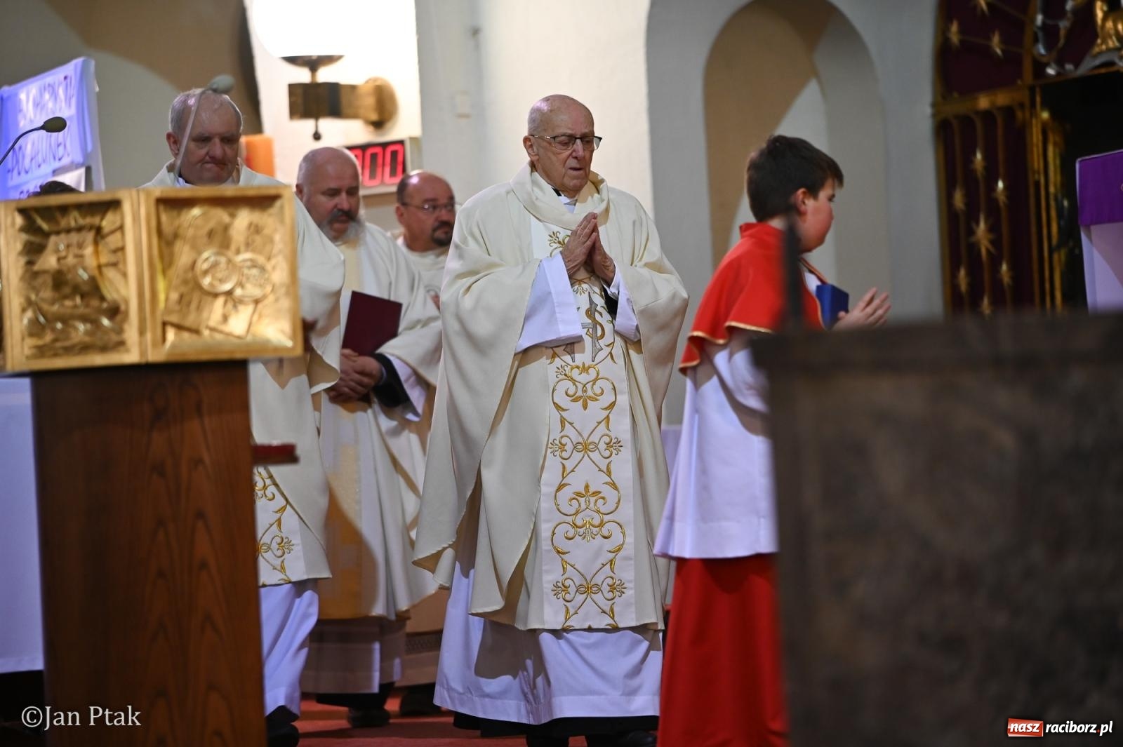 Zdjęcie w galerii na portalu naszraciborz.pl: Mija pięć lat od poświęcenia kaplicy wieczystej adoracji przy kościele NSPJ. Wprowadzono relikwie św. Ojca Pio wiadomości z regionu