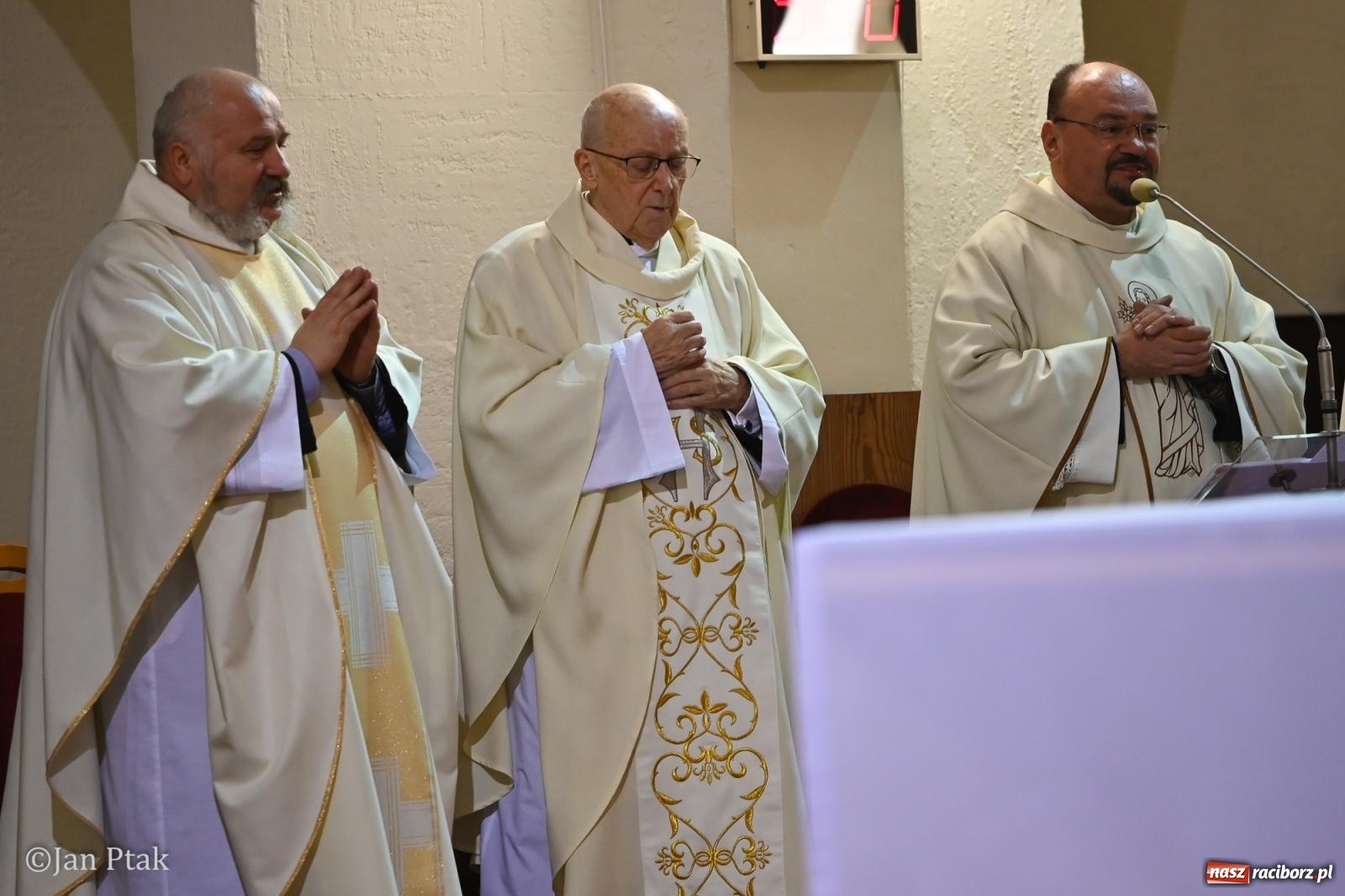 Zdjęcie w galerii na portalu naszraciborz.pl: Mija pięć lat od poświęcenia kaplicy wieczystej adoracji przy kościele NSPJ. Wprowadzono relikwie św. Ojca Pio wiadomości z regionu