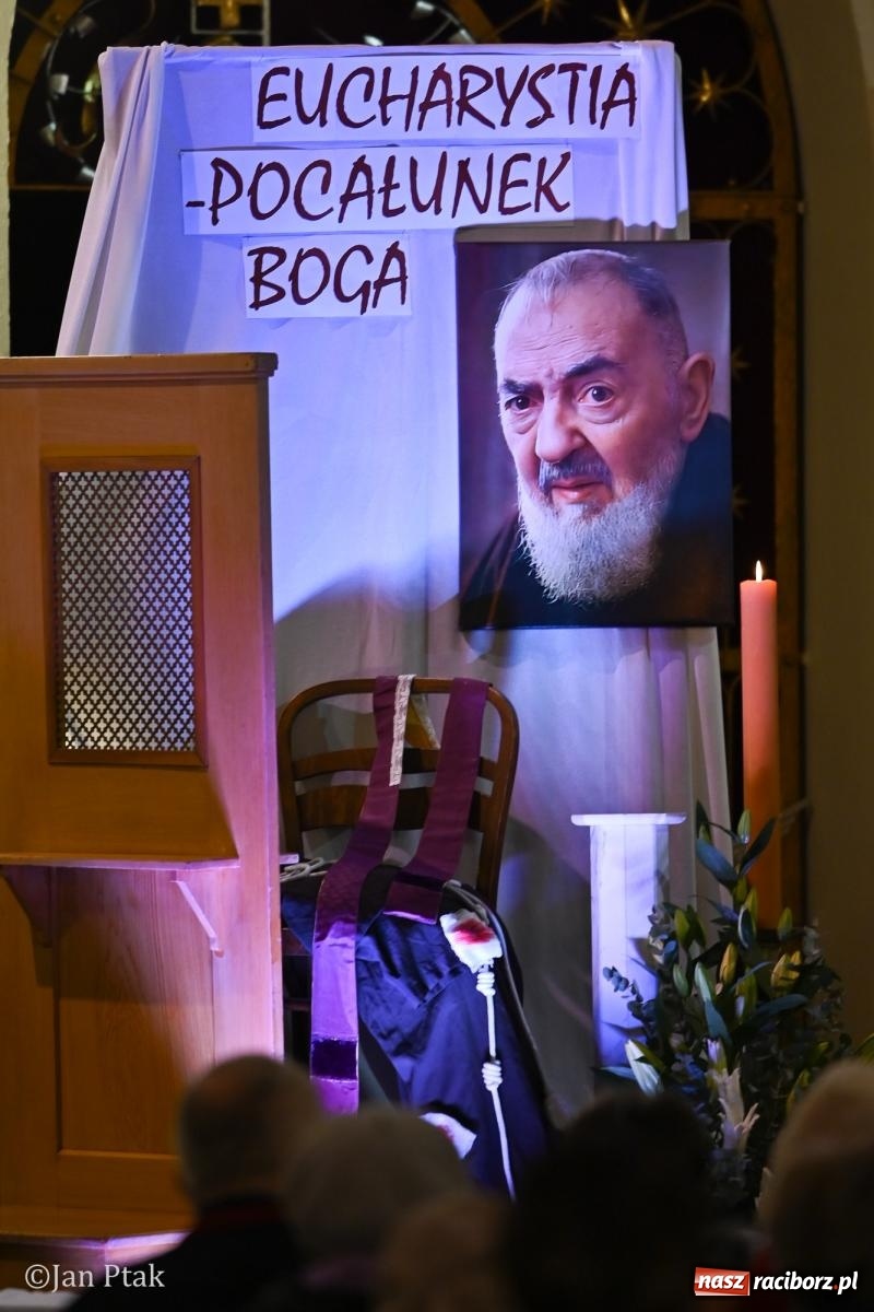 Zdjęcie w galerii na portalu naszraciborz.pl: Mija pięć lat od poświęcenia kaplicy wieczystej adoracji przy kościele NSPJ. Wprowadzono relikwie św. Ojca Pio wiadomości z regionu