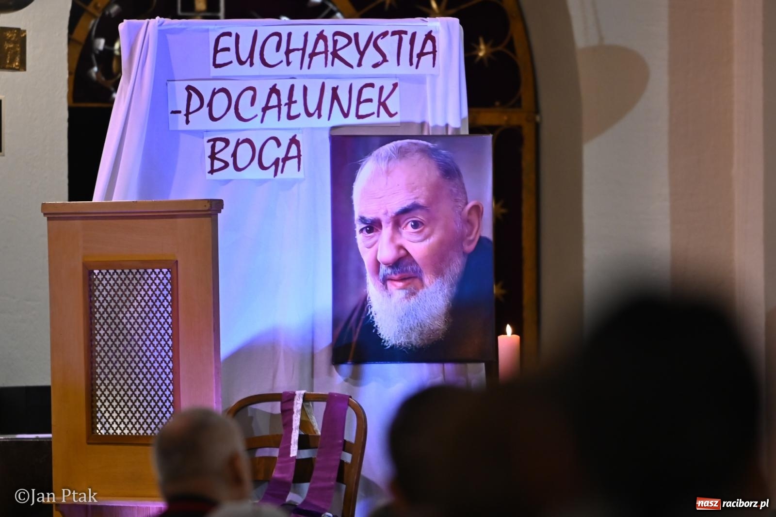 Zdjęcie w galerii na portalu naszraciborz.pl: Mija pięć lat od poświęcenia kaplicy wieczystej adoracji przy kościele NSPJ. Wprowadzono relikwie św. Ojca Pio wiadomości z regionu