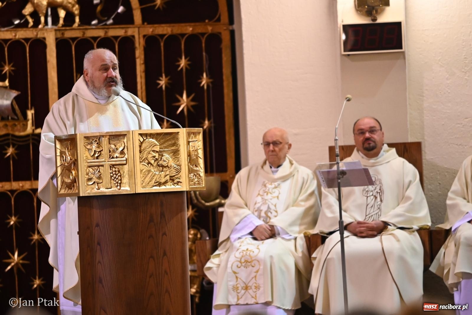 Zdjęcie w galerii na portalu naszraciborz.pl: Mija pięć lat od poświęcenia kaplicy wieczystej adoracji przy kościele NSPJ. Wprowadzono relikwie św. Ojca Pio wiadomości z regionu