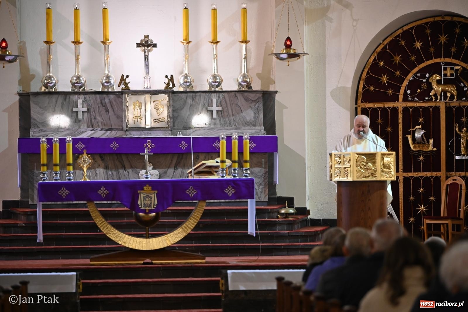 Zdjęcie w galerii na portalu naszraciborz.pl: Mija pięć lat od poświęcenia kaplicy wieczystej adoracji przy kościele NSPJ. Wprowadzono relikwie św. Ojca Pio wiadomości z regionu