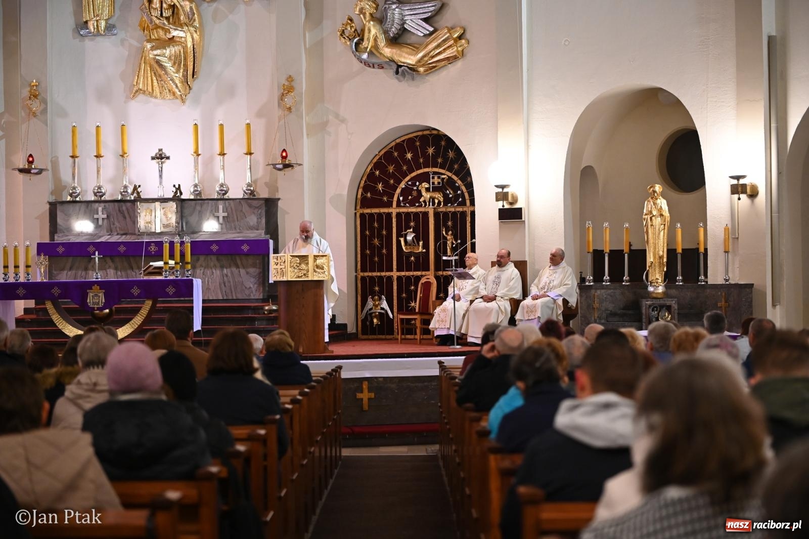 Zdjęcie w galerii na portalu naszraciborz.pl: Mija pięć lat od poświęcenia kaplicy wieczystej adoracji przy kościele NSPJ. Wprowadzono relikwie św. Ojca Pio wiadomości z regionu