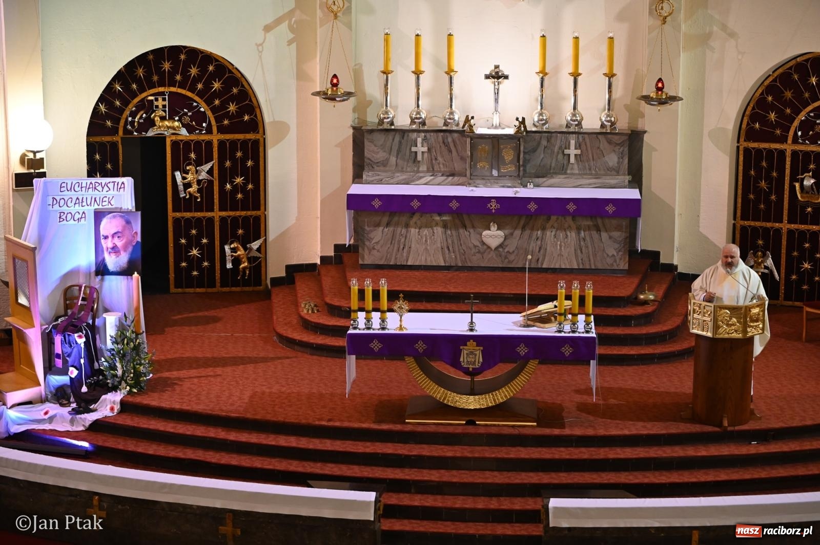 Zdjęcie w galerii na portalu naszraciborz.pl: Mija pięć lat od poświęcenia kaplicy wieczystej adoracji przy kościele NSPJ. Wprowadzono relikwie św. Ojca Pio wiadomości z regionu