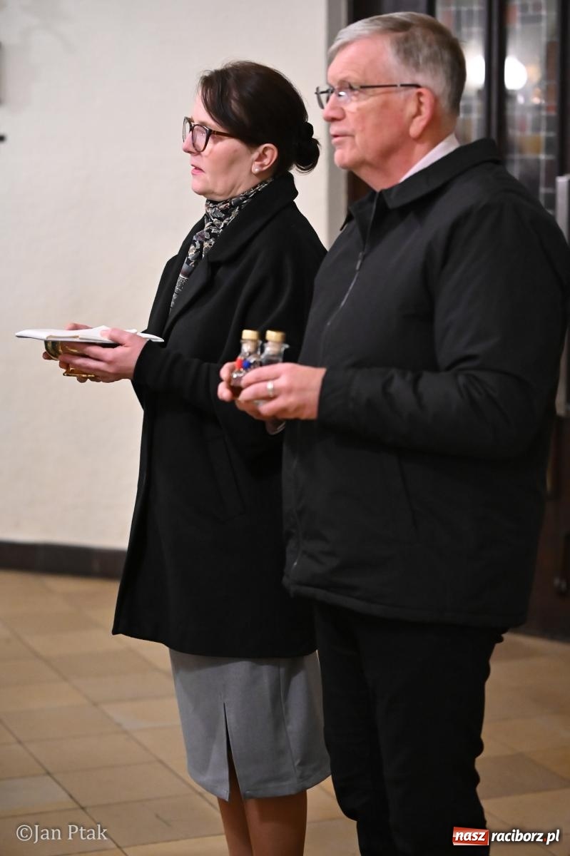 Zdjęcie w galerii na portalu naszraciborz.pl: Mija pięć lat od poświęcenia kaplicy wieczystej adoracji przy kościele NSPJ. Wprowadzono relikwie św. Ojca Pio wiadomości z regionu