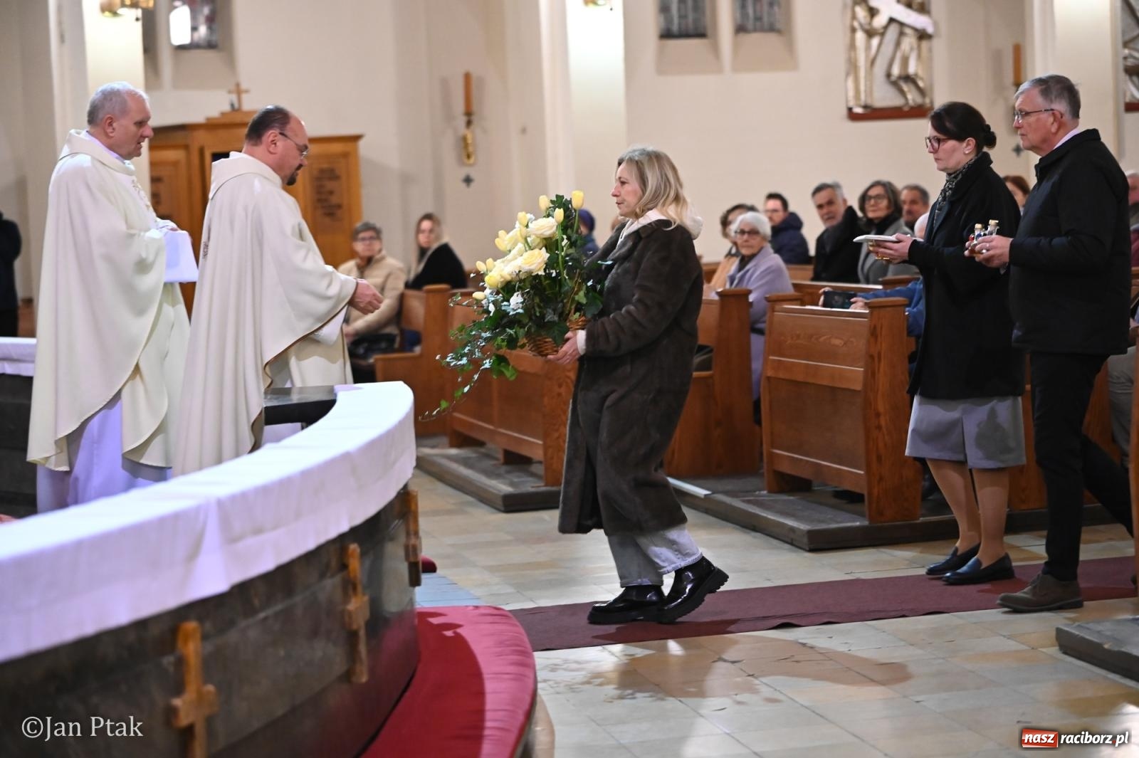 Zdjęcie w galerii na portalu naszraciborz.pl: Mija pięć lat od poświęcenia kaplicy wieczystej adoracji przy kościele NSPJ. Wprowadzono relikwie św. Ojca Pio wiadomości z regionu
